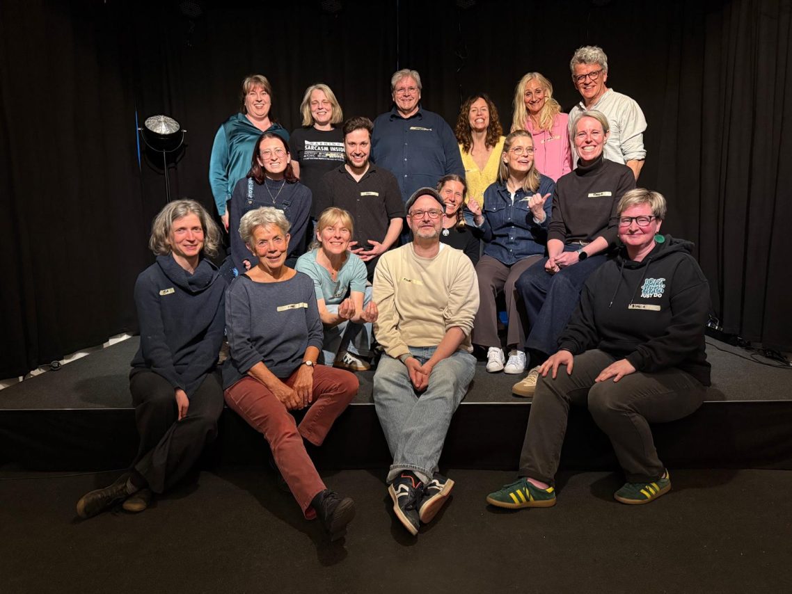 Nach dem Applaus: Gruppenbild unserer Workshop-Helden. Erlebe die Magie von Impro bei uns in Stormarn – gut erreichbar aus ganz Schleswig-Holstein und Hamburg.