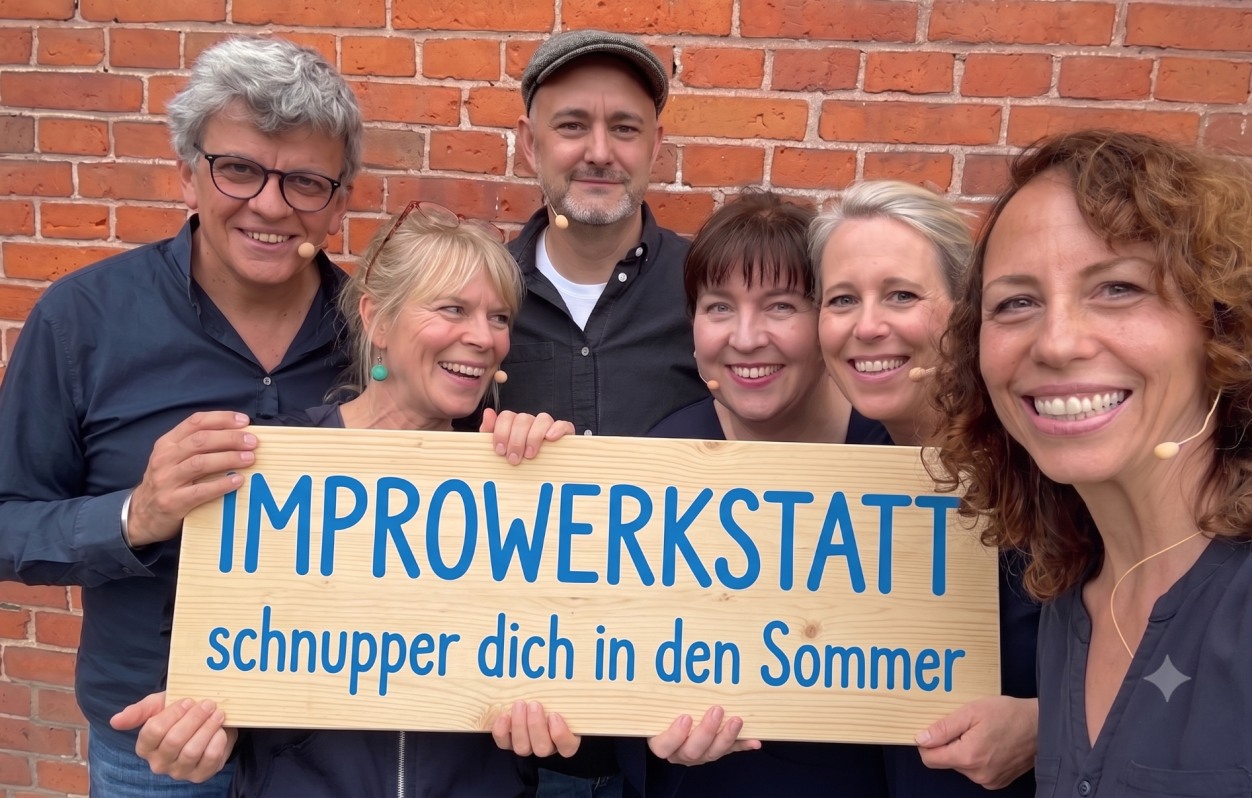 Gruppenfoto des Ensembles von Spontanika Improtheater vor einer Backsteinwand in Ahrensburg (Kreis Stormarn).