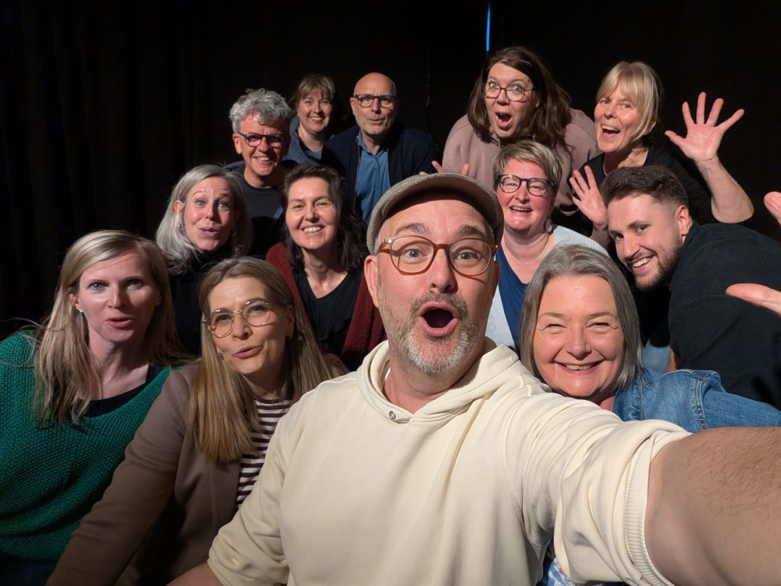 Kreativabend im Kultavida: Ein Gruppenbild der heutigen Improwerkstatt. Erlebe die Magie von Impro bei uns in Stormarn – gut erreichbar aus ganz Schleswig-Holstein und Hamburg.