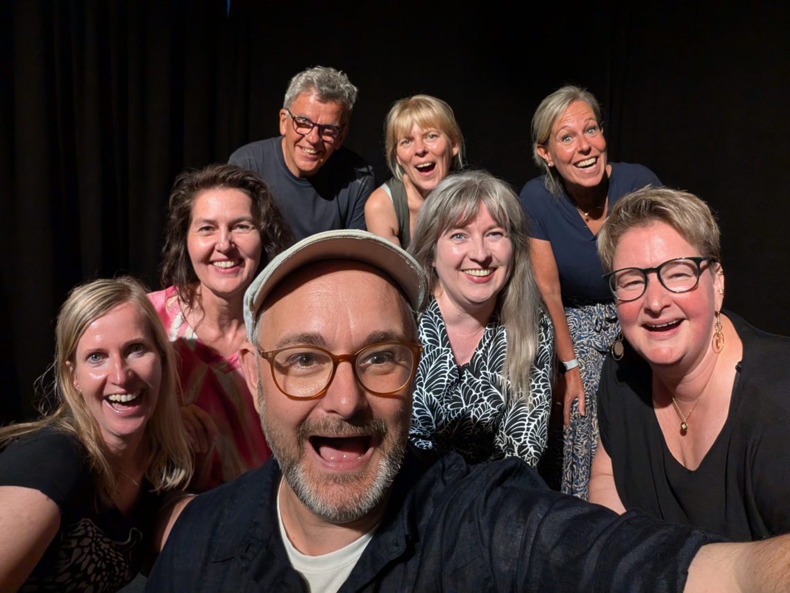 Improtheater Spontanika Ahrensburg – Gruppenbild Improwerkstatt Fröhliches Gruppenfoto und Selfie der Improtheater-Gruppe Spontanika mit Teilnehmern nach der Improwerkstatt in Ahrensburg.