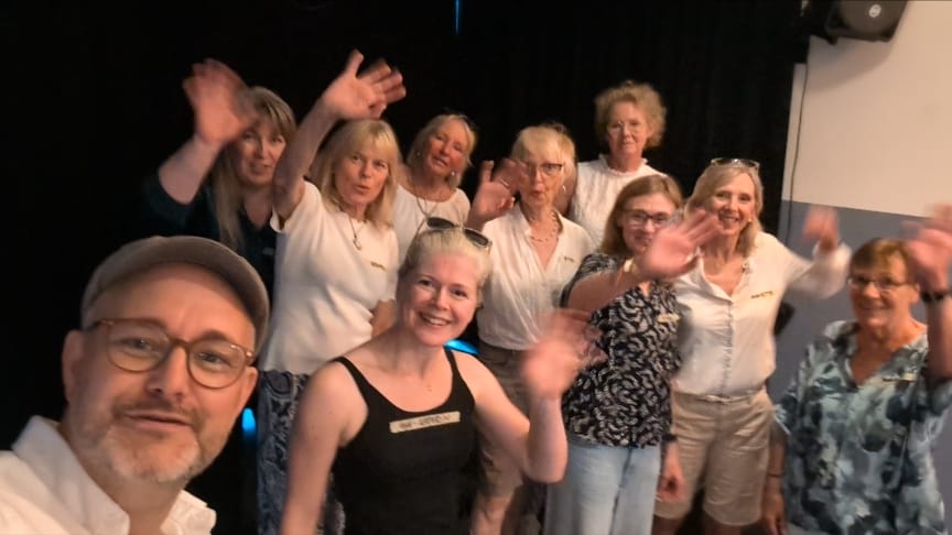 Improwerkstatt Schnuppertermin - ab in den Sommer Die Improtheater-Gruppe Spontanika winkt gut gelaunt in die Kamera auf der Bühne.