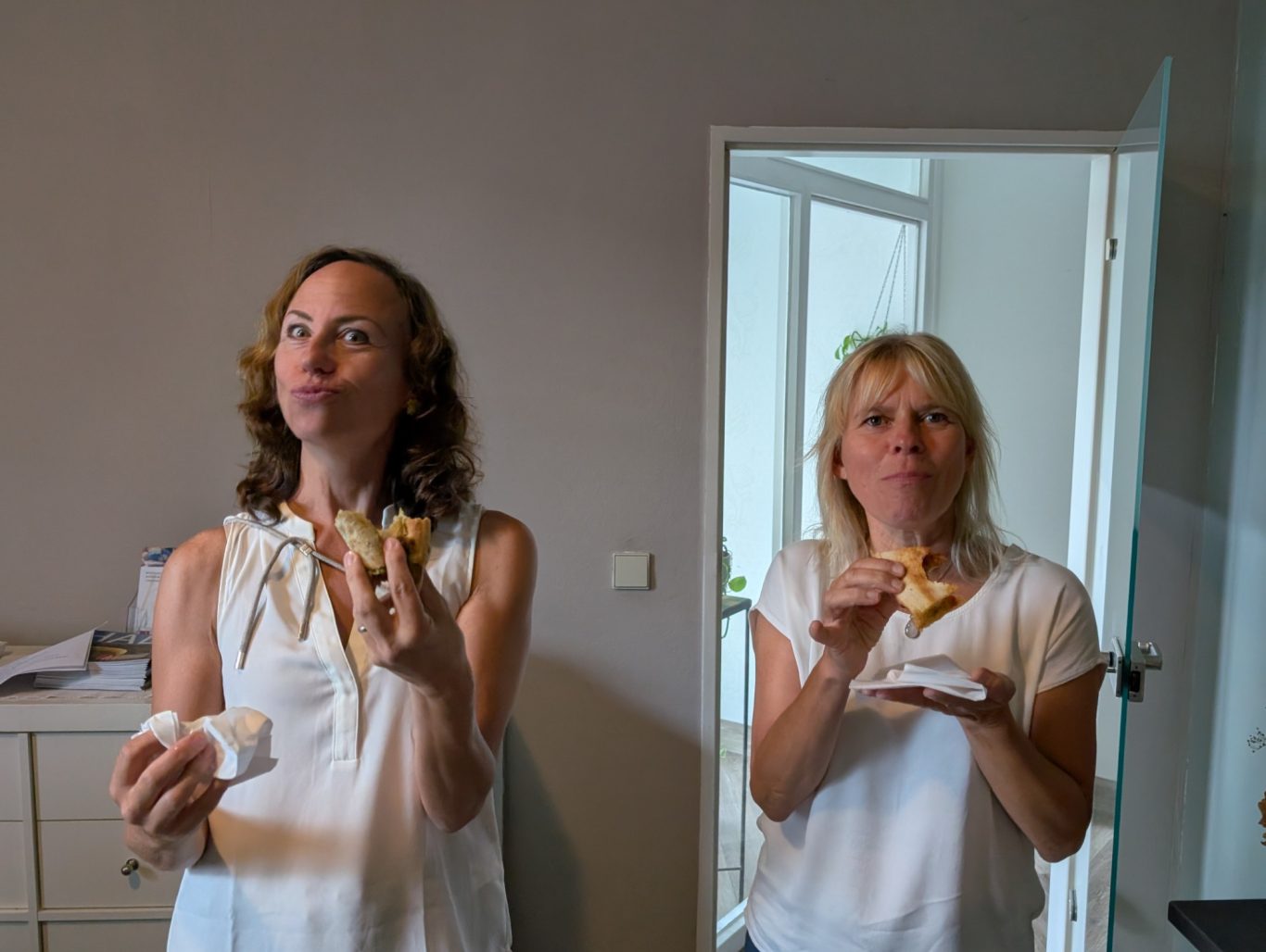 Backstage-Moment | Improtheater Spontanika in Stormarn Zwei Darstellerinnen des Improtheaters Spontanika stärken sich humorvoll hinter den Kulissen im Kultavida.
