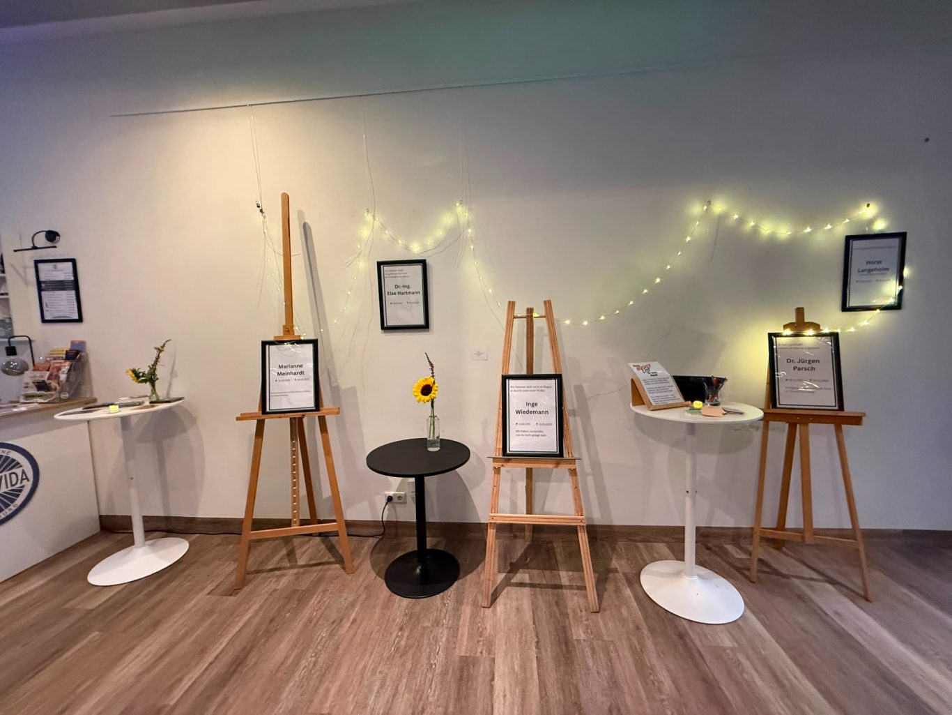 Foyer-Ausstellung zu „Das letzte Lachen“ Staffeleien und Dekoration im Foyer der Kulturbühne Kultavida für das Event „Das letzte Lachen“