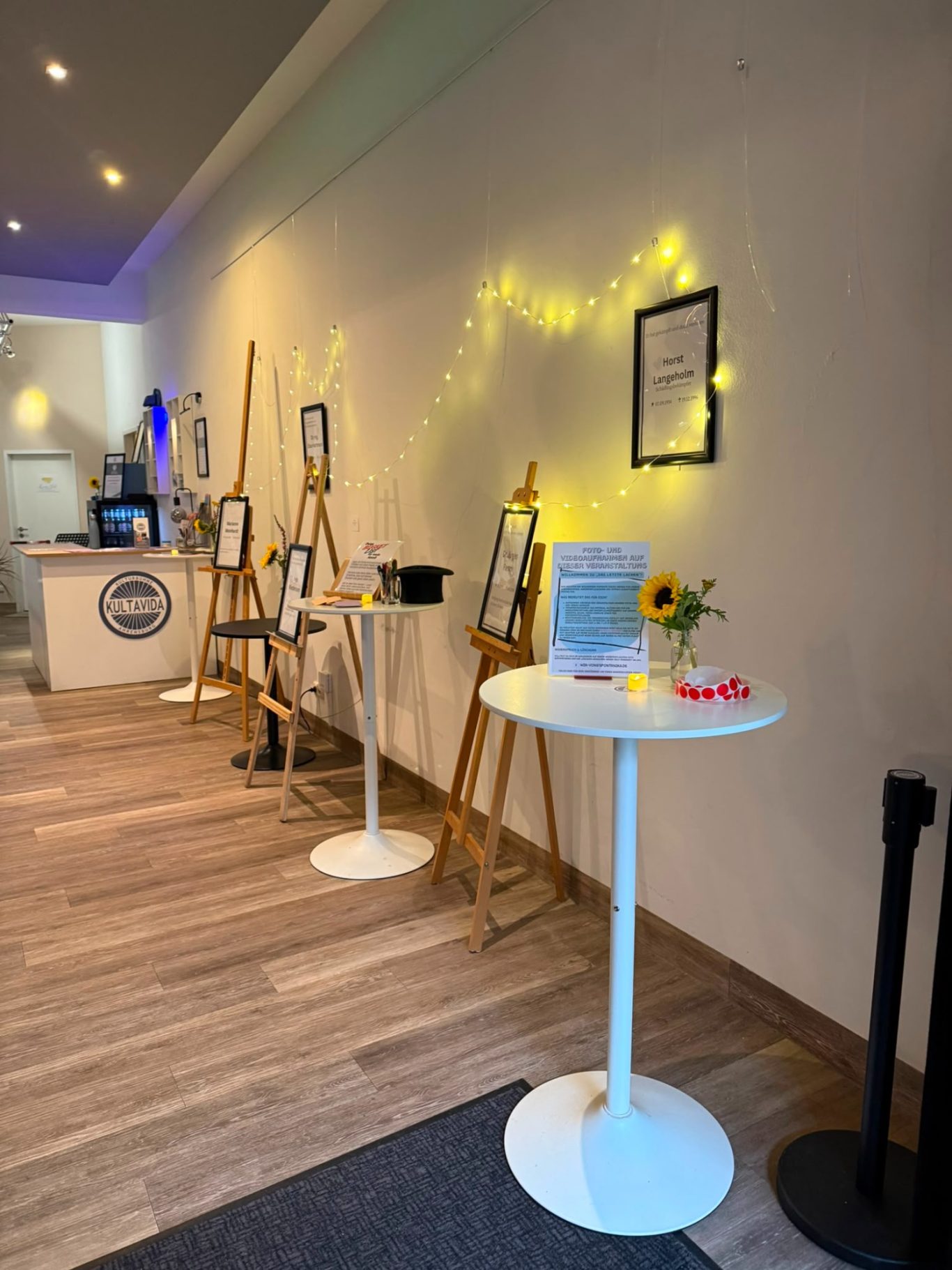 Foyer-Bereich bei „Das letzte Lachen“ im Kultavida Stehtische und Info-Aufsteller im Foyer der Kulturbühne Kultavida beim Event „Das letzte Lachen“