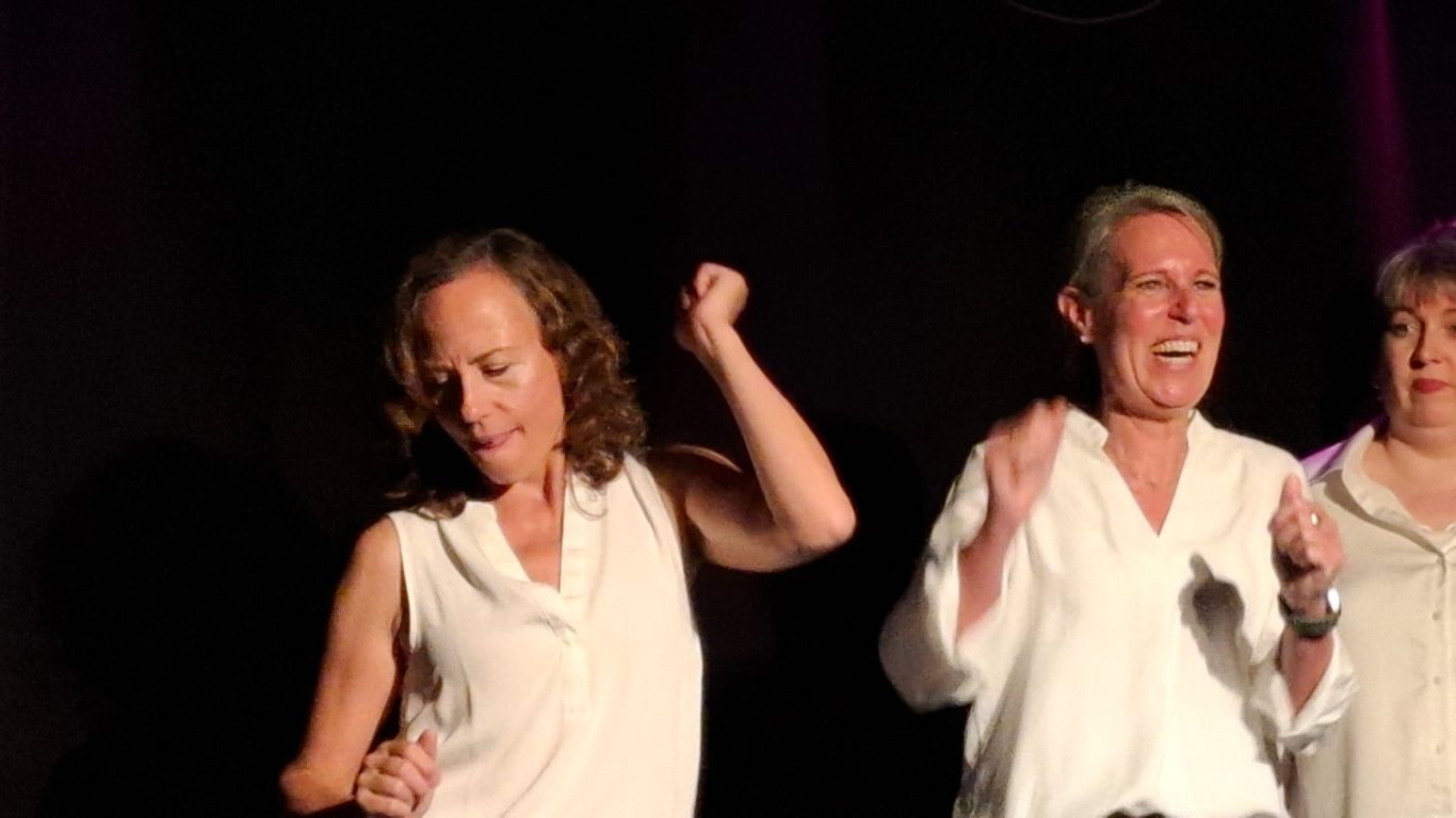 Spielfreude pur | Improtheater Spontanika in Stormarn Drei Schauspielerin von Spontanika tanzen und lachen ausgelassen auf der Bühne.