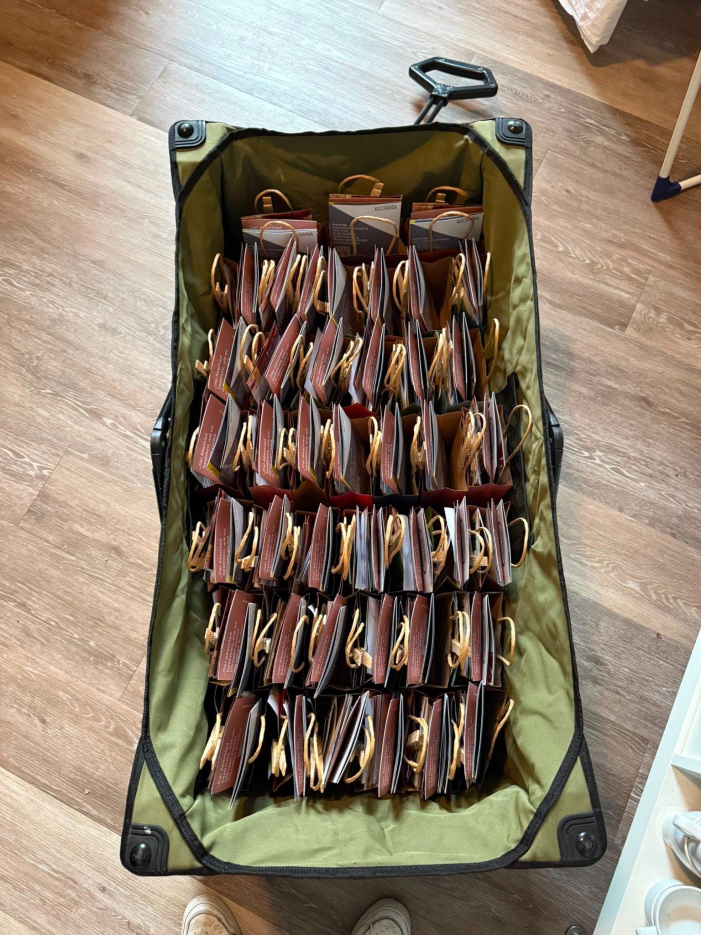 Give-away-Tüten bei „Das letzte Lachen“ im Kultavida Zahlreiche vorbereitete Give-away-Tüten in einer großen Tasche, die Gäste zum Schluss der Veranstaltung „Das letzte Lachen“ im Kultavida