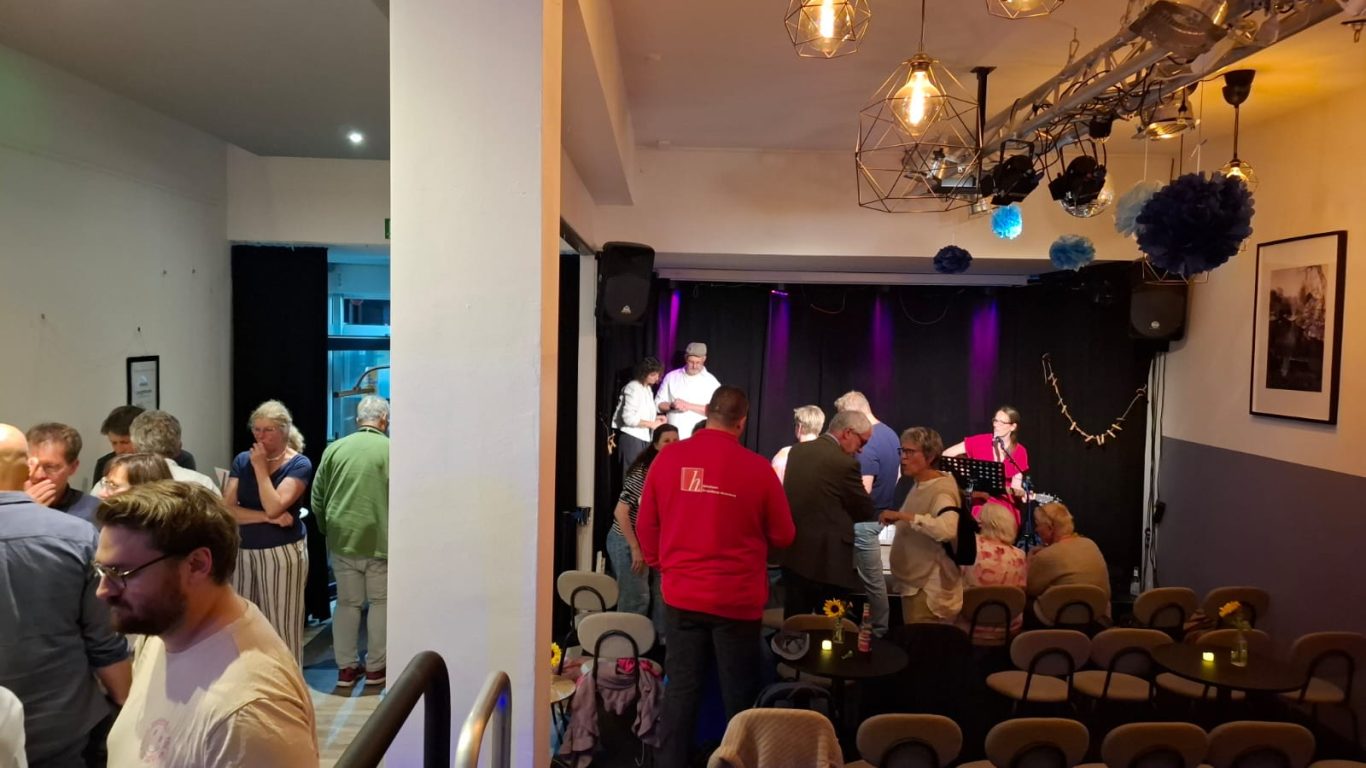 Begegnung und Austausch | Improtheater Spontanika in Stormarn Gäste, Mitwirkende und Publikum tauschen sich im Foyer und Bühnenbereich des Kultavida intensiv aus.
