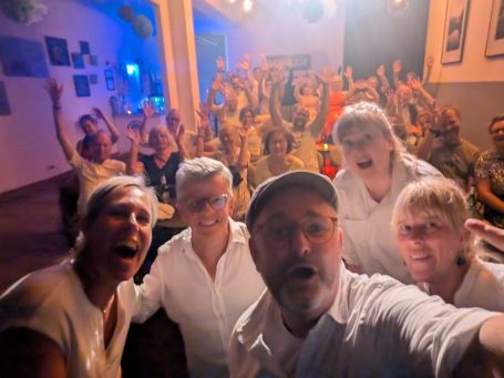 Sommer-Sonne-Spontanika-Kultavida-Ahrensburg Ein fröhliches Selfie der Improtheater-Gruppe Spontanika auf der Bühne im Kultavida, Ahrensburg, zusammen mit einem begeisterten, winkenden