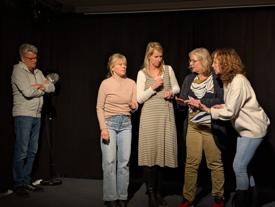 Im Rampenlicht: Die Teilnehmer der heutigen Werkstatt auf der Bühne im Kultavida. Erlebe die Magie von Impro bei uns in Stormarn – gut erreichbar aus ganz Schleswig-Holstein und Hamburg.