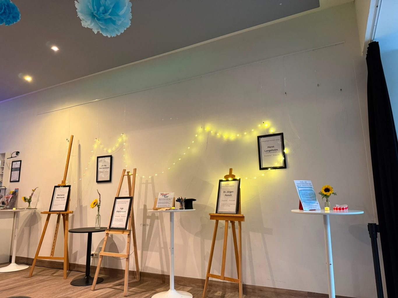 Foyer-Ausstellung zu „Das letzte Lachen“ Staffeleien und Dekoration im Foyer der Kulturbühne Kultavida für das Event „Das letzte Lachen“