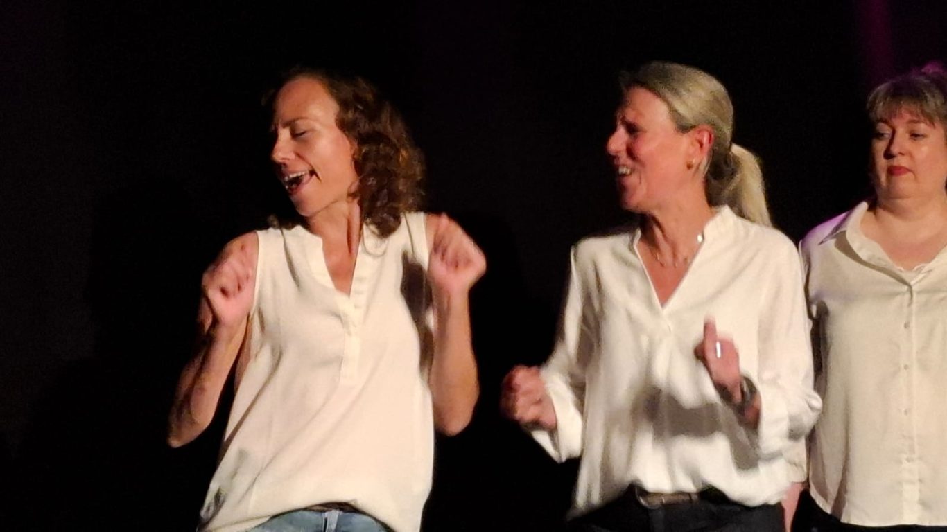 Spielfreude pur | Improtheater Spontanika in Stormarn Drei Schauspielerin von Spontanika tanzen und lachen ausgelassen auf der Bühne.