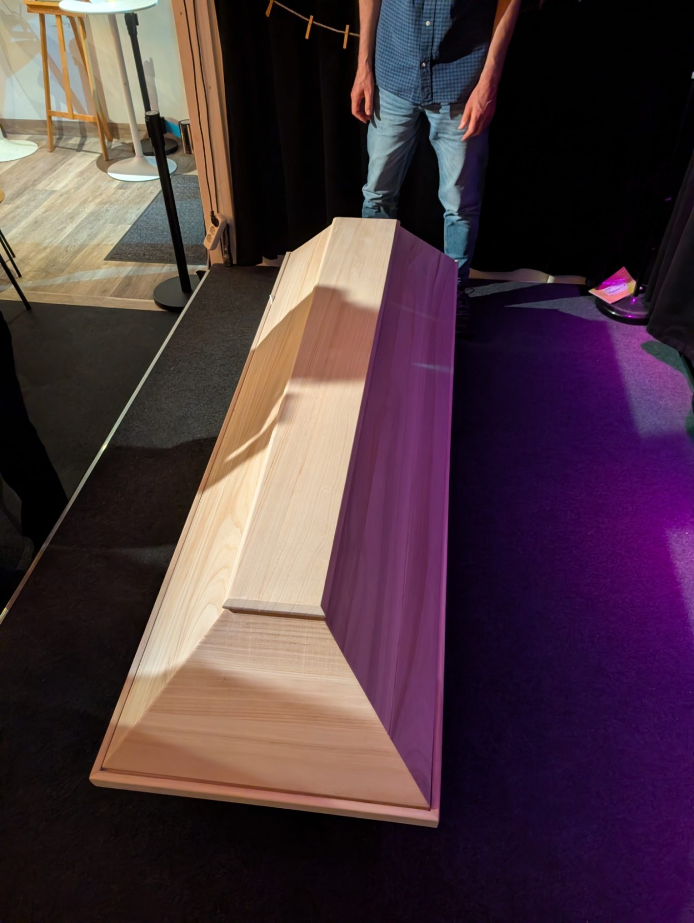 Holzsarg auf der Kultavida-Bühne | Spontanika in Stormarn Ein geschlossener Holzsarg steht auf der Bühne im Kultavida für das interaktive Probeliegen bereit.