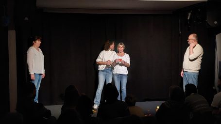 Spontanika zu Hause im Kultavida. Dein Ort für erstklassiges Improtheater in Ahrensburg, Stormarn und Hamburg. Impro-Langform live im Kultavida in Ahrensburg. Dein Improtheater für Stormarn, Schleswig-Holstein und Hamburg.