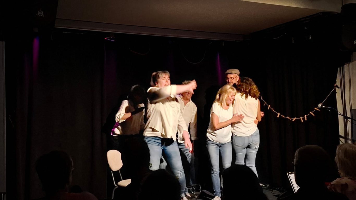 und Dankeschööön | Improtheater Spontanika in Stormarn Die Improtheater-Gruppe Spontanika liegt sich nach dem Auftritt auf der Bühne freudig und dankbar in den Armen.