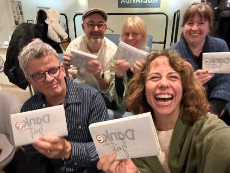 Hinter den Kulissen: Wir proben in unserer Homebase im Kultavida. Professionelles Improtheater aus Ahrensburg für den ganzen Norden. Impro-Langform live in der Waldorfschule Bargteheide. Dein Improtheater für Stormarn, Schleswig-Holstein und Hamburg.