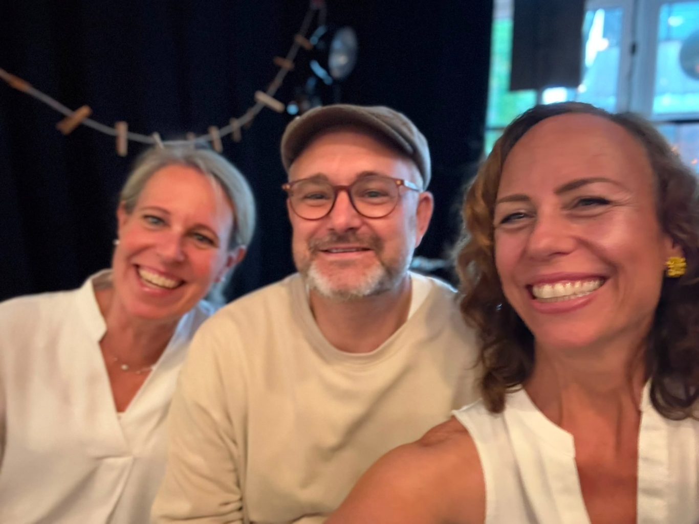 Tanja, Finn und Petra bei „Das letzte Lachen“ im Kultavida Ein lächelndes Gruppen-Selfie von Tanja, Finn (in der Mitte mit Schiebermütze) und Petra bei der Veranstaltung „Das letzte Lachen“