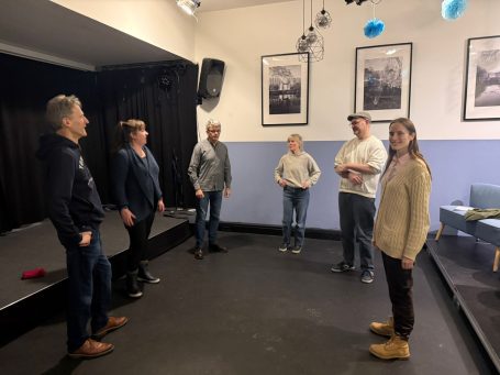 Werde selbst kreativ in der Improwerkstatt! Wir bringen Improtheater nach Ahrensburg, Stormarn und die Region Hamburg Teilnehmer beim regelmäßigen Impro-Workshop der Improwerkstatt in Ahrensburg, Stormarn.