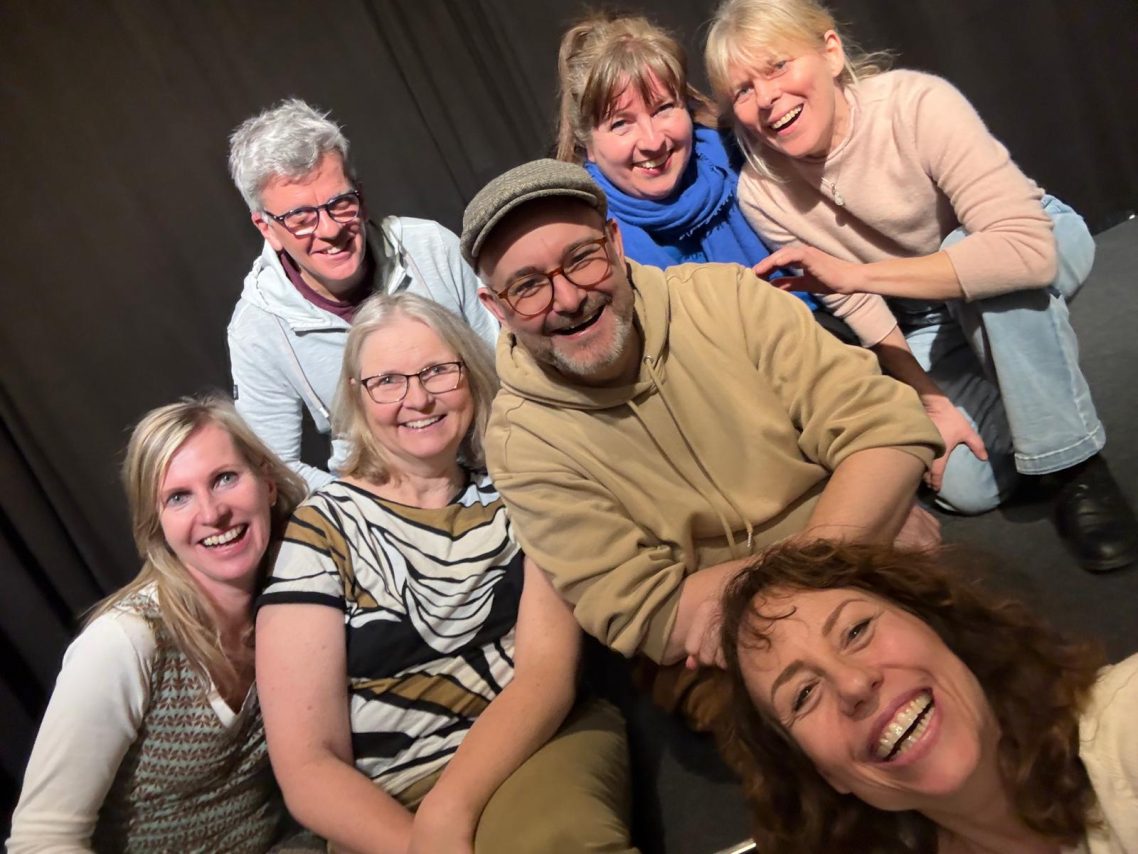 Wir sind die Improwerkstatt! Erlebe die Magie von Impro bei uns in Stormarn – gut erreichbar aus ganz Schleswig-Holstein und Hamburg.