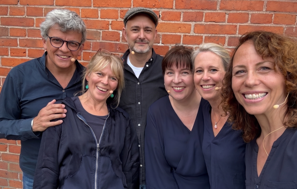 Das Ensemble von Spontanika Improtheater Gruppenfoto des Ensembles von Spontanika Improtheater vor einer Backsteinwand in Ahrensburg (Kreis Stormarn).