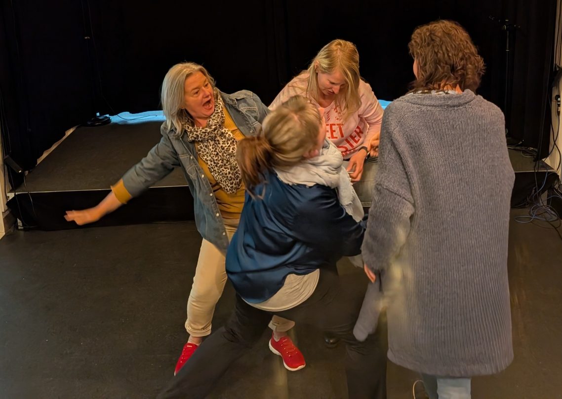 Spielfreude pur bei der Impro-Werkstatt. Erlebe die Magie von Impro bei uns in Stormarn – gut erreichbar aus ganz Schleswig-Holstein und Hamburg.