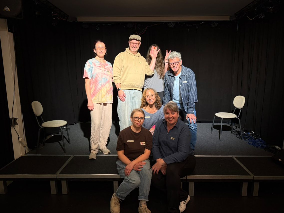 Teilnehmerinnen und Teilnehmer der Impro-Werkstatt in Ahrensburg Gruppenfoto der Teilnehmenden und Trainer der Spontanika Impro-Werkstatt auf der Bühne.