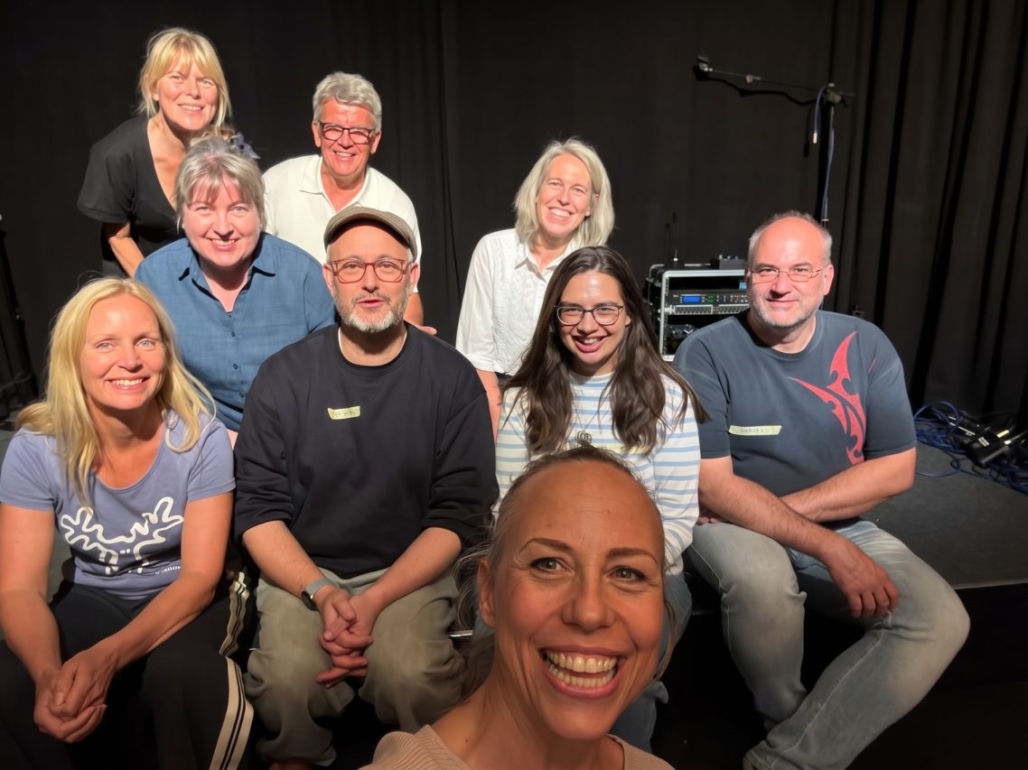 Teilnehmerinnen und Teilnehmer der Impro-Werkstatt in Ahrensburg Gruppenfoto der Teilnehmenden und Trainer der Spontanika Impro-Werkstatt auf der Bühne.