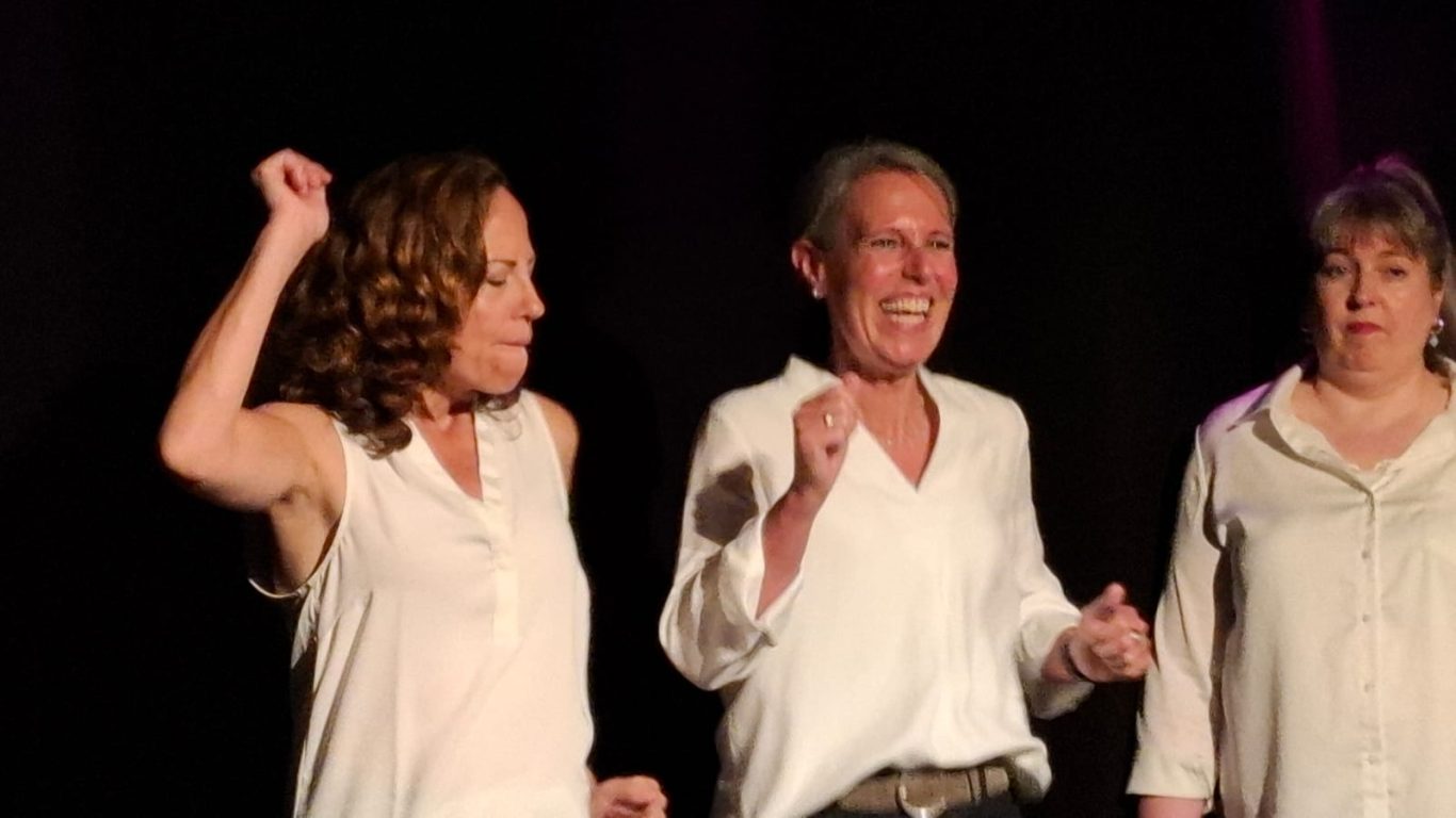 Spielfreude pur | Improtheater Spontanika in Stormarn Drei Schauspielerin von Spontanika tanzen und lachen ausgelassen auf der Bühne.