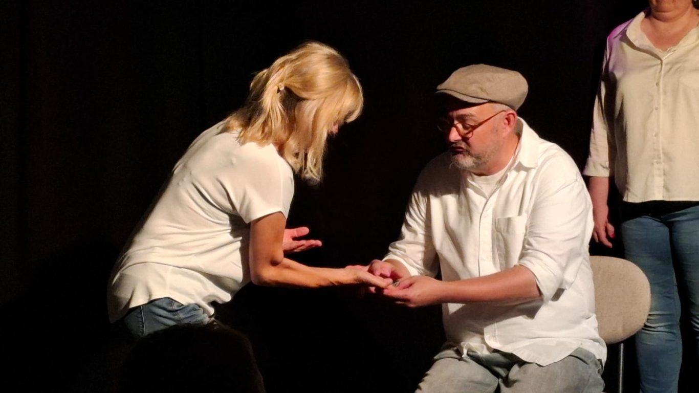 Wahrsager-Szene | Improtheater Spontanika in Stormarn ahrsager-Szene beim Improtheater Spontanika: Ein Darsteller liest einer Schauspielerin auf der Bühne aus der Hand.