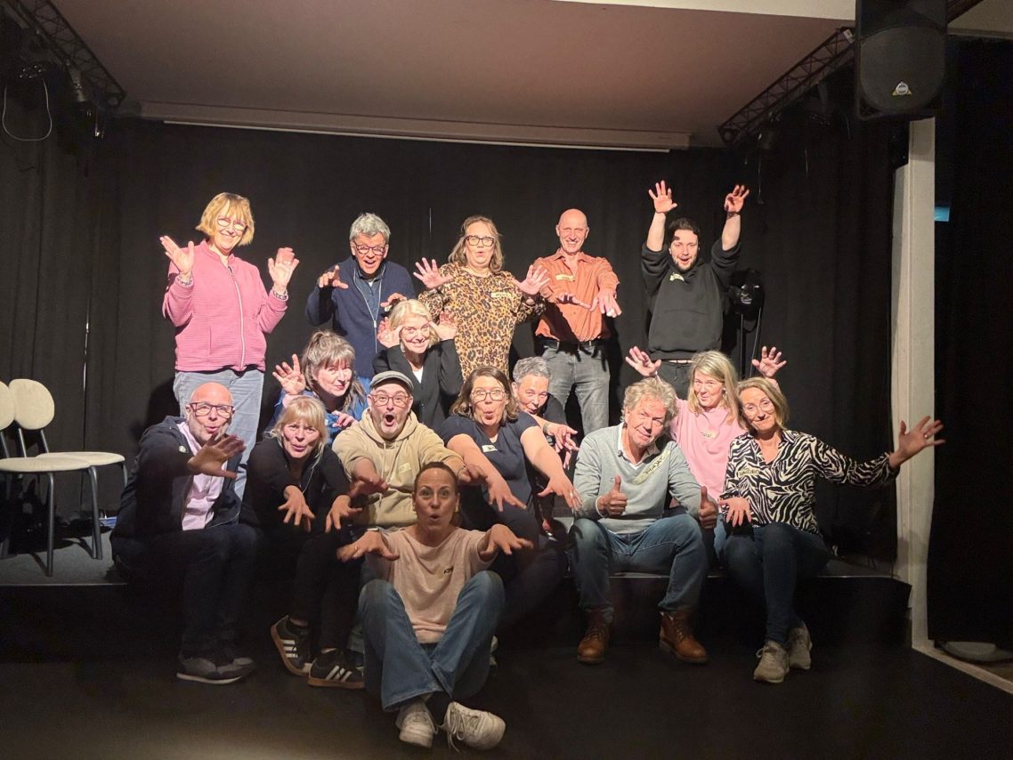 Gemeinsam spontan – Ein starkes Team in der Improwerkstatt. Erlebe die Magie von Impro bei uns in Stormarn – gut erreichbar aus ganz Schleswig-Holstein und Hamburg.