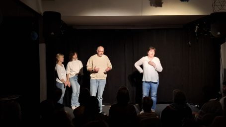 Spontanika zu Hause im Kultavida. Dein Ort für erstklassiges Improtheater in Ahrensburg, Stormarn und Hamburg. Impro-Langform live im Kultavida in Ahrensburg. Dein Improtheater für Stormarn, Schleswig-Holstein und Hamburg.