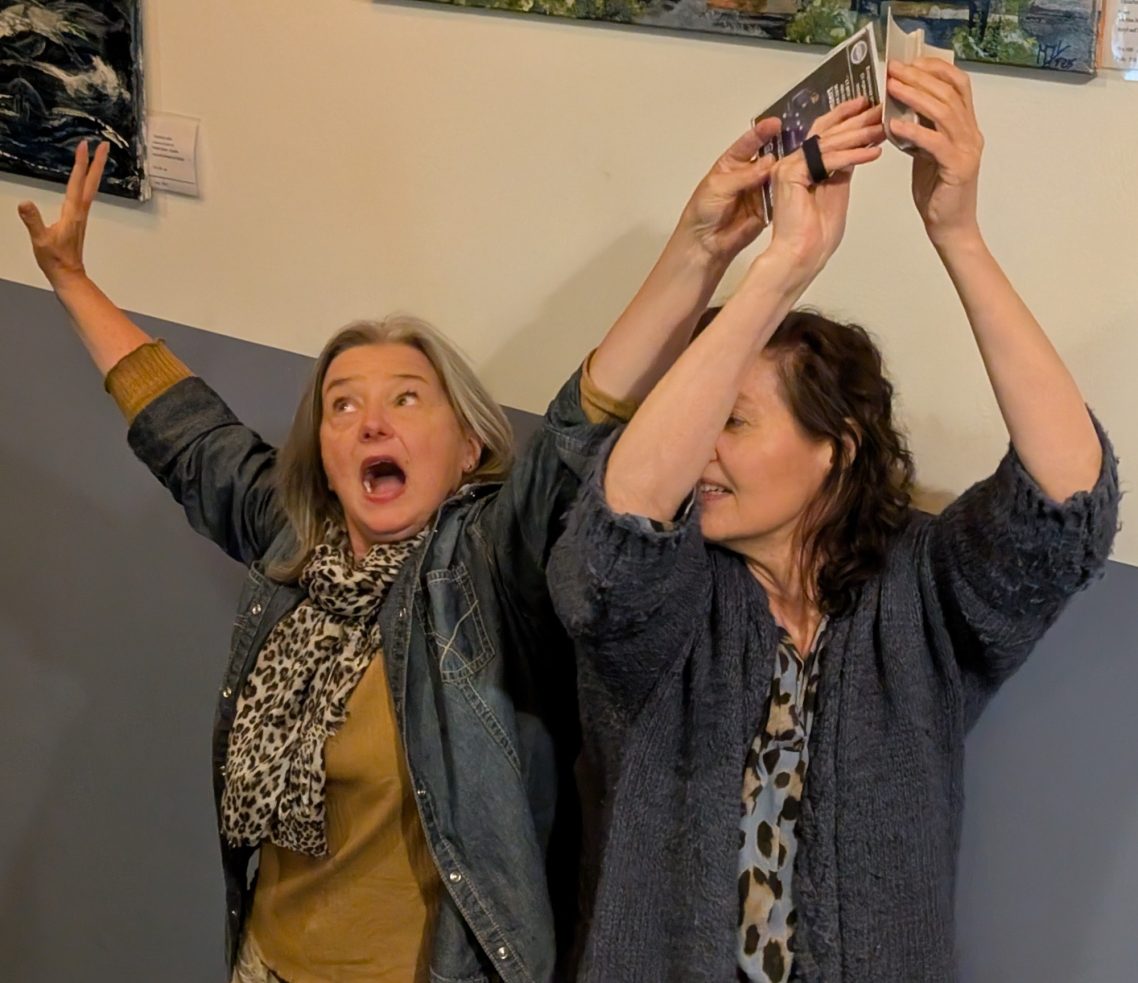 Spontanität lernen: Teilnehmerinnen der Impro-Palette in Aktion. In der Impro-Werkstatt entstehen Momente aus dem Nichts. Erlebe die Magie von Impro bei uns in Stormarn