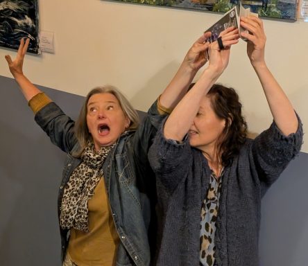In der Impro-Werkstatt entstehen Momente aus dem Nichts. Erlebe die Magie von Impro bei uns in Stormarn 